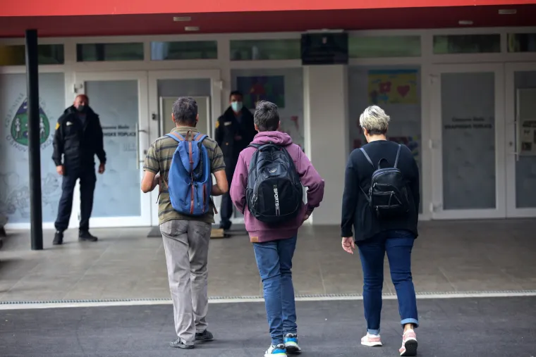 Ispred O&Scaron; u Krapinskim Toplicama stoje za&scaron;titari zbog nekolicine roditelja koji su bili bez maski