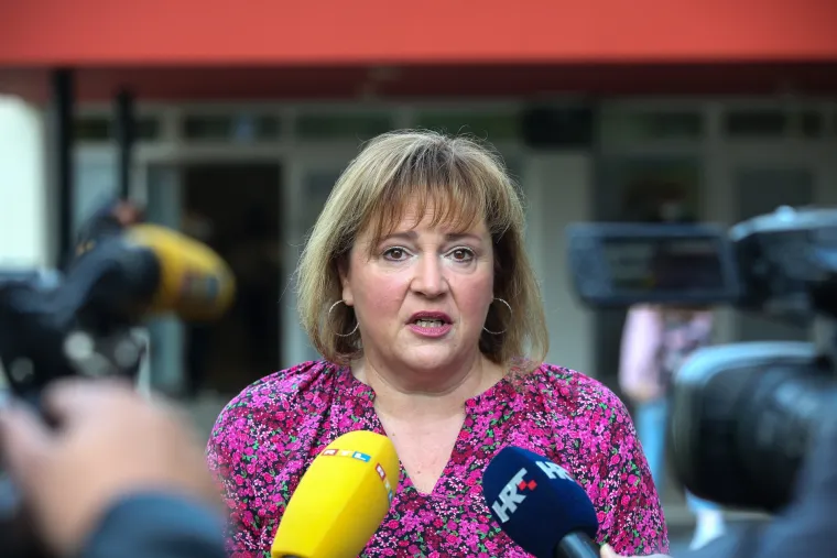 Ispred O&Scaron; u Krapinskim Toplicama stoje za&scaron;titari zbog nekolicine roditelja koji su bili bez maski