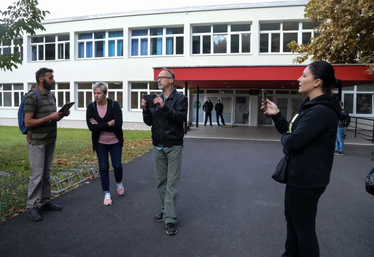 Ispred O&Scaron; u Krapinskim Toplicama stoje za&scaron;titari zbog nekolicine roditelja koji su bili bez maski