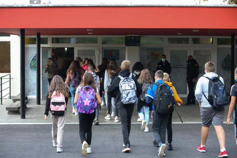 Ispred O&Scaron; u Krapinskim Toplicama stoje za&scaron;titari zbog nekolicine roditelja koji su bili bez maski