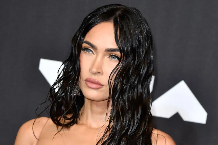 Kraljica nadma&scaron;ila samu sebe: Megan Fox u prozirnom zlatu i dijamantnim tangicama satrala svu konkurenciju