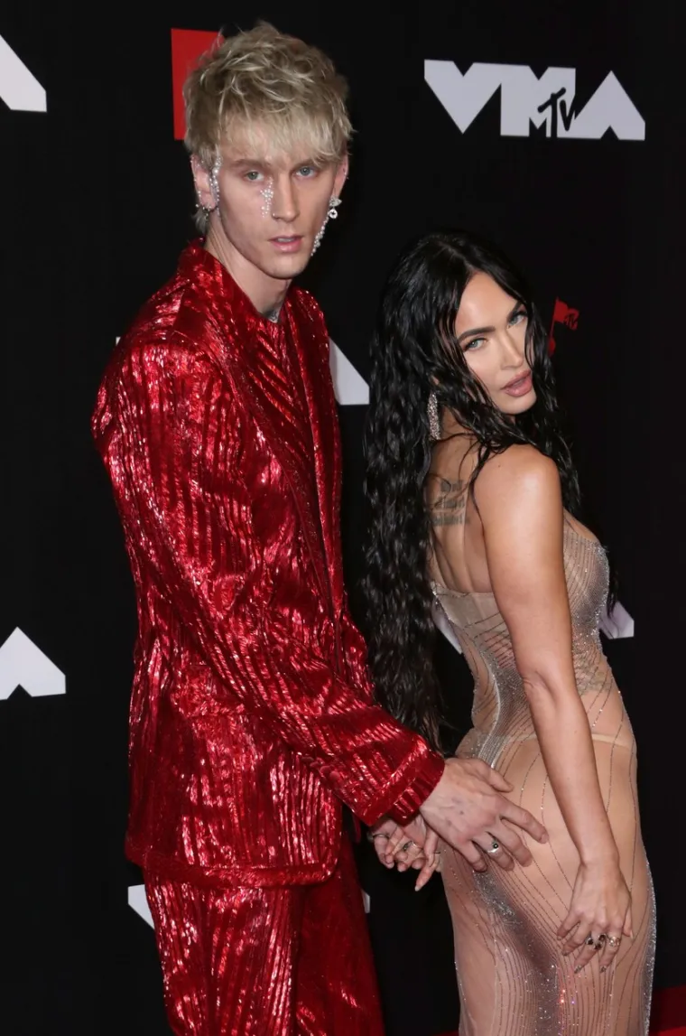 Kraljica nadma&scaron;ila samu sebe: Megan Fox u prozirnom zlatu i dijamantnim tangicama satrala svu konkurenciju