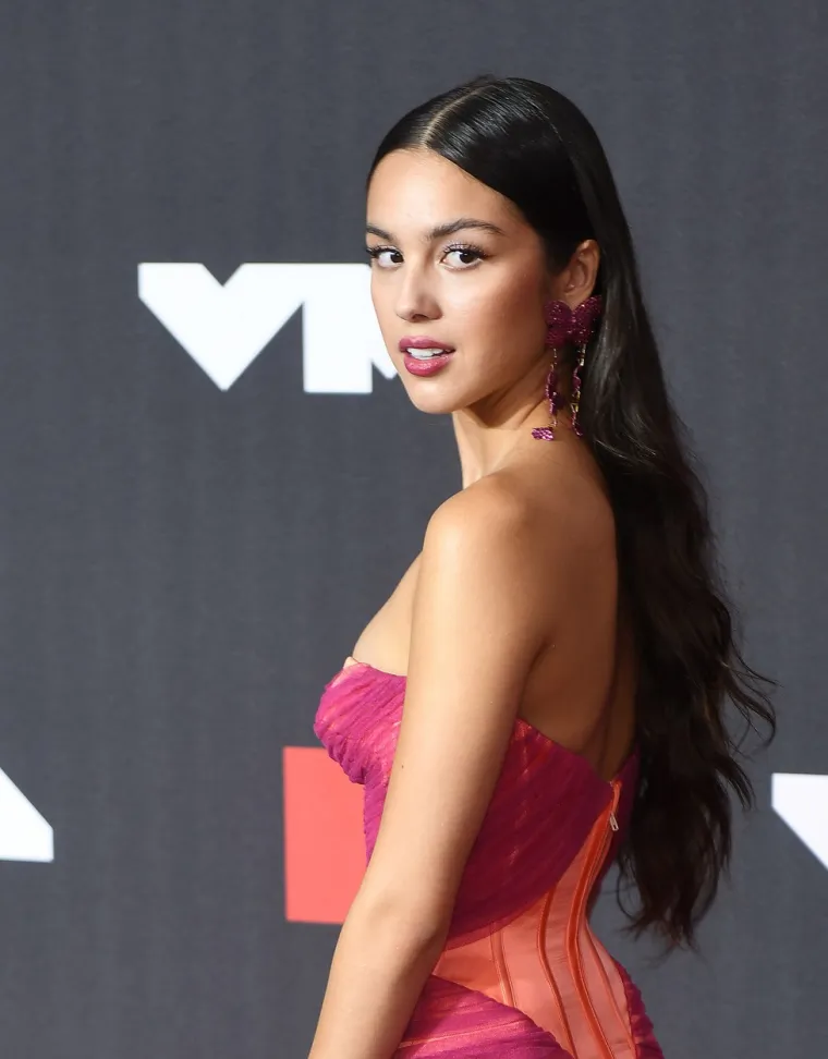 Jedva punoljetnu Oliviu Rodrigo navikli smo gledati u street style izdanjima: Sad je pokazala da je postala prava žena