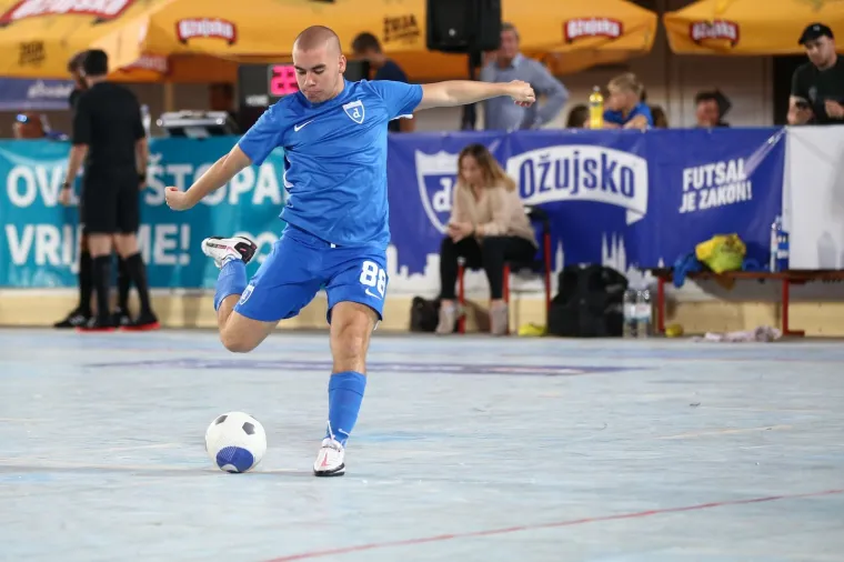 Zagrebački ultrasi napravili spektakl na &Scaron;alati: Podigli i poruku za poginulog člana, na trenutak je sve stalo