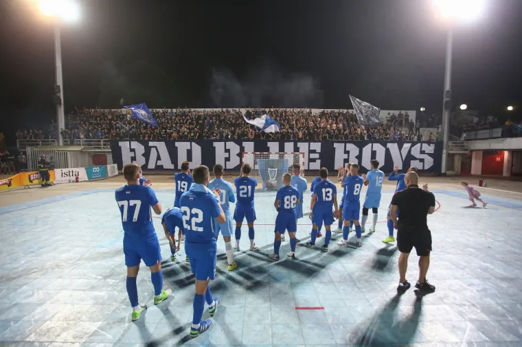 Zagrebački ultrasi napravili spektakl na &Scaron;alati: Podigli i poruku za poginulog člana, na trenutak je sve stalo