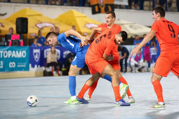 Zagrebački ultrasi napravili spektakl na &Scaron;alati: Podigli i poruku za poginulog člana, na trenutak je sve stalo