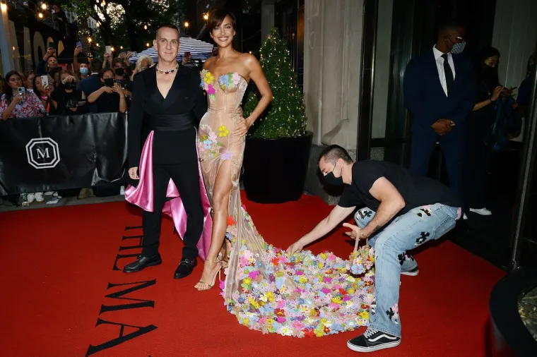 Irina Shayk napravila drastičnu promjenu imidža pa haljinom i osmijehom potukla konkurenciju na Met Gali