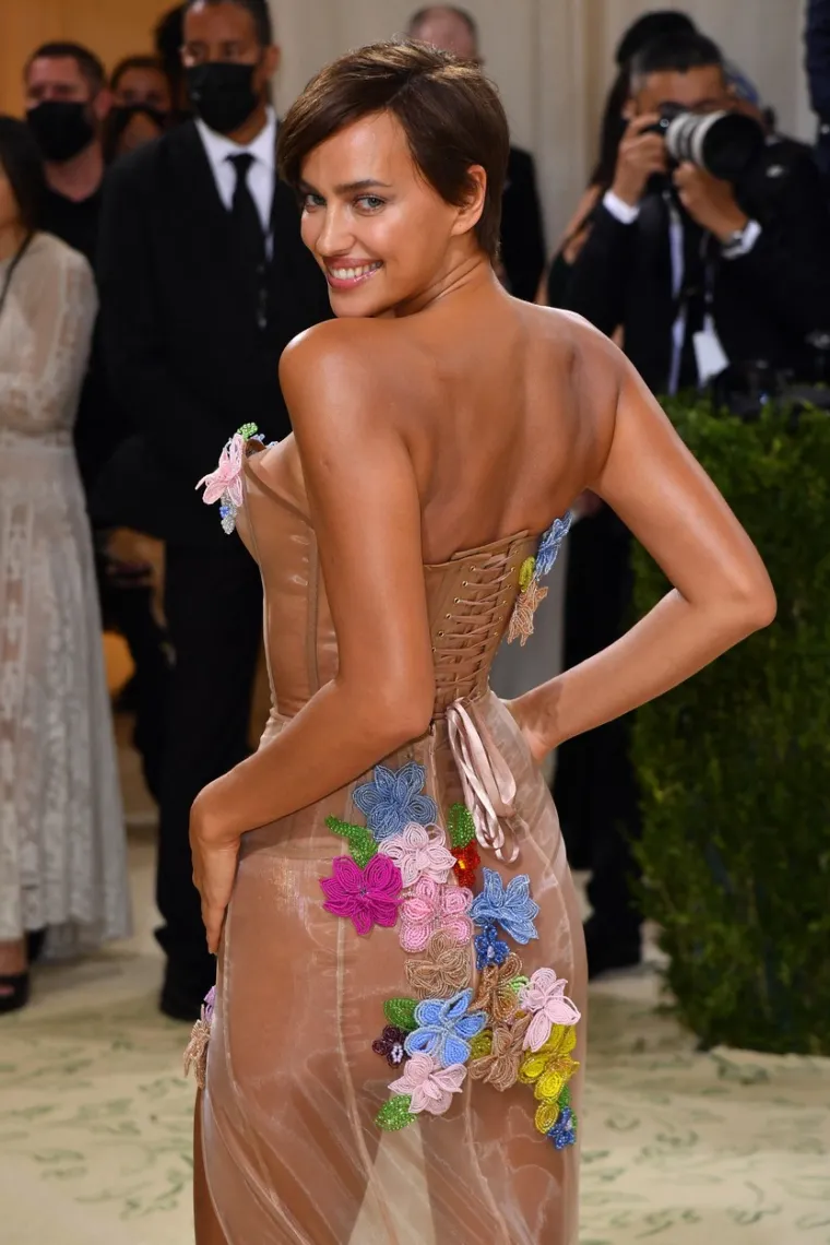Irina Shayk napravila drastičnu promjenu imidža pa haljinom i osmijehom potukla konkurenciju na Met Gali