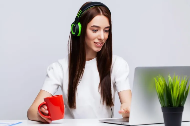 3. Slušajte audio knjige ili podcaste: Nađite one koji vas zanimaju i ne ometaju u poslu i koje su za vas motivirajuće. Osim što će vam pomoći da se usredotočite, i vrijeme na poslu proći će vam brže.