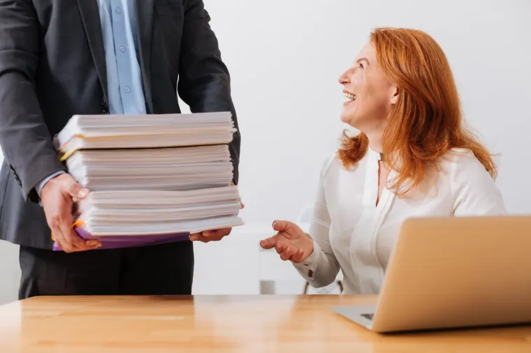 8. Organizirajte se: Te&scaron;ko je ostati motiviran ako vam je um preopterećen ili ako vas uhvati panika zbog količine posla koji morate odraditi. Kreiranje popisa zadataka može vam pomoći, ali imajte na umu da ciljevi koje si postavljate budu realni. Prije nego krenete raditi, pobrinite se da kraj sebe imate sve &scaron;to vam je potrebno da biste radni zadatak izvr&scaron;ili.