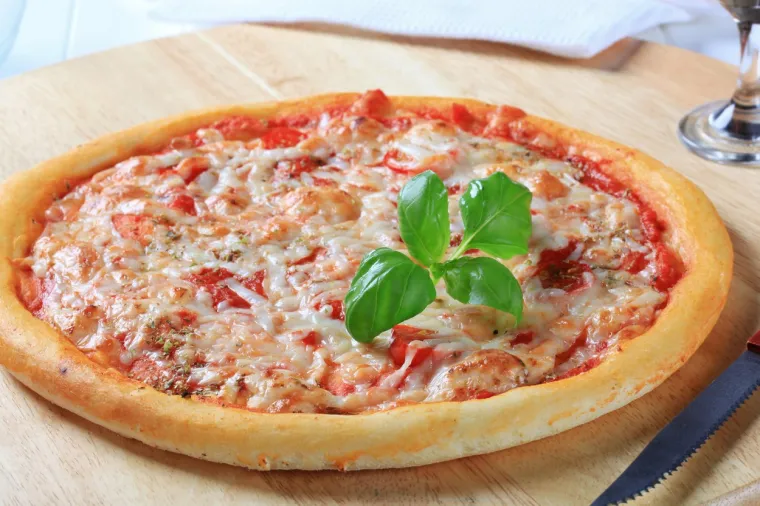 5. Pizza: Jedno od najpopularnijih, ali i najkaloričnijih jela na svijetu. Brašno, masti, sir, mesne prerađevine...sve su to stvari koje pizzu pretvaraju u namirnicu koja deblja. To ne ipak ne znači da pizzu ne smijete jesti, ali probajte pronaći neku s manje masnim sirom i više povrća. Ili, još bolje, napravite niskokaloričnu pizzu kod kuće.