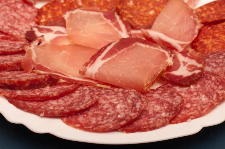8. Prerađevine: Grickalice, peciva, keksi, voćni jogurti, salame...današnji stil života ponekad nas čini ovisnima o ovoj vrsti hrane. U nedostatku vremena za kuhanje, skloni smo pojesti nešto ili sve od navedenoga. Ako zaista želite smršavjeti, takvu hranu biste trebali potpuno izbaciti. 