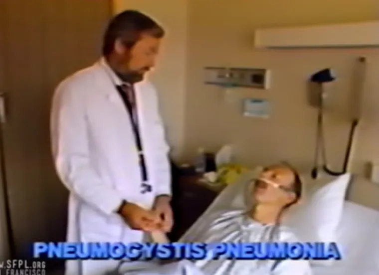 10. Pandemija HIV-a 1981.: Još nije poznato gdje je zabilježen prvi slučaj zaraze virusom HIV-a. Prema nekim zapisima, bilo je to u Norveškoj kasnih 1960-ih, no neki drugi tvrde kako prvi slučaj seže u DR Kongo 1976. godine. Većina znanstvenika vjeruje kako je virus prešao s čimpanzi za ljude na zapadu Afrike. Prvi slučaj zaraze HIV-om u SAD-u zabilježenje 1981. godine. Ljudi tada nisu znali kako se virus širi pa se on brzo proširio i izazvao globalnu krizu uzevši živote više od 36 milijuna ljudi u svijetu. Godinama nije bilo lijeka niti pravog tretmana za oboljele. Iako virus nismo iskorijenili ni dan-danas, razvoj medicine i lijekova omogućio je normalan život zaraženima uz uzimanje terapije. Procjenjuje se da u svijetu danas s HIV-om živi oko 35 milijuna ljudi od čega je više od 60 posto u Africi. 