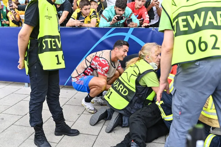 Cristiano uoči utakmice Lige prvaka izazvao bizarnu nesreću. Zaštitar je 'popio' nokaut od Ronalda