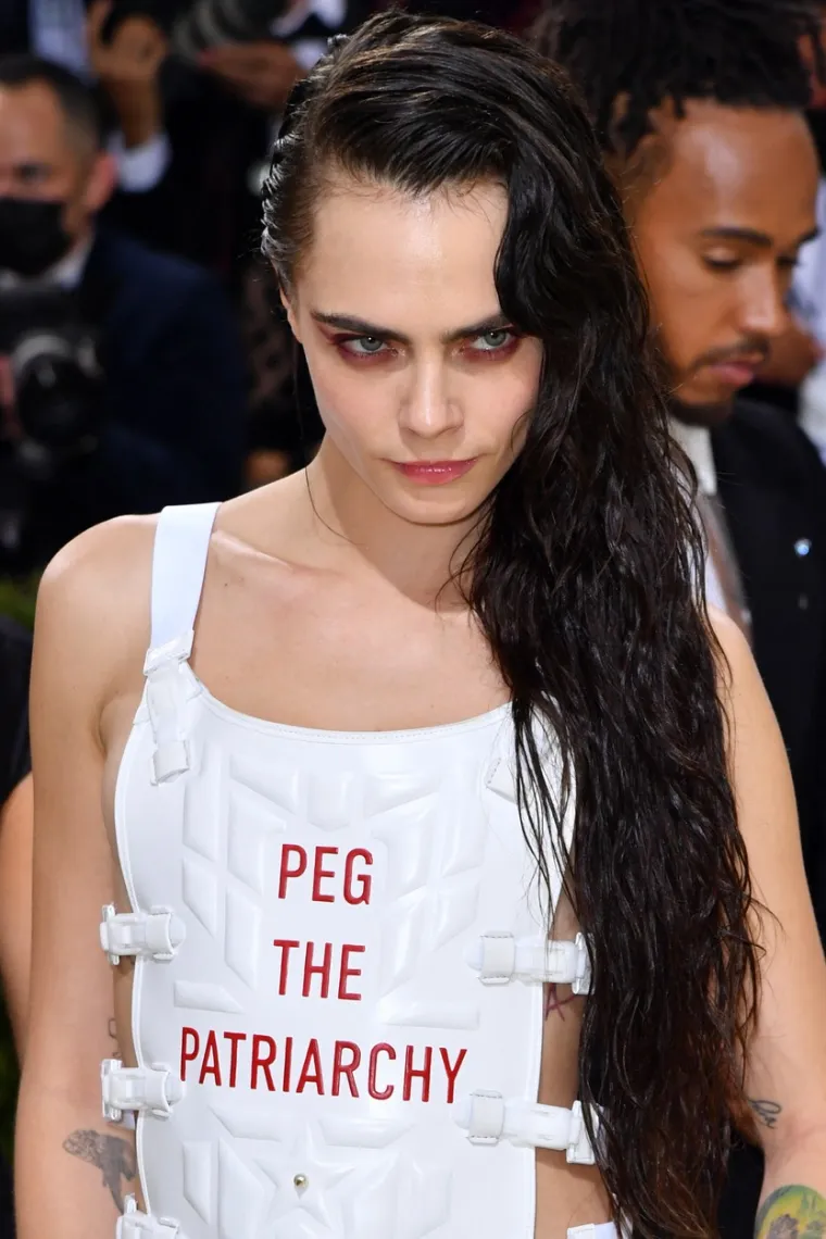 Kraljica Cara Delevingne pojavila se u najkul odijelu koje smo ikad vidjeli, s porukom zbog koje su se dizale obrve