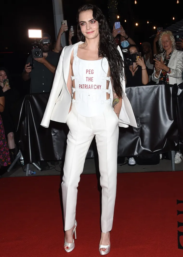 Kraljica Cara Delevingne pojavila se u najkul odijelu koje smo ikad vidjeli, s porukom zbog koje su se dizale obrve