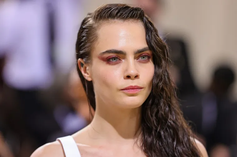 Kraljica Cara Delevingne pojavila se u najkul odijelu koje smo ikad vidjeli, s porukom zbog koje su se dizale obrve