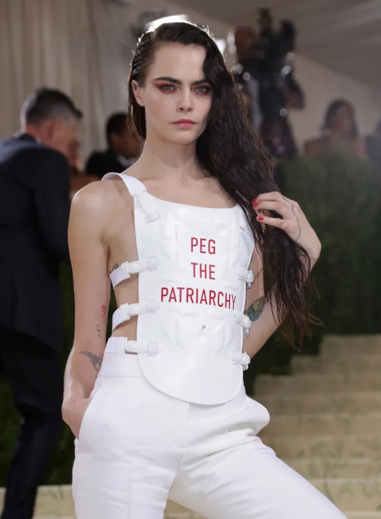 Kraljica Cara Delevingne pojavila se u najkul odijelu koje smo ikad vidjeli, s porukom zbog koje su se dizale obrve