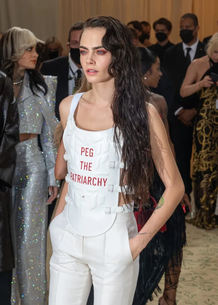 Kraljica Cara Delevingne pojavila se u najkul odijelu koje smo ikad vidjeli, s porukom zbog koje su se dizale obrve