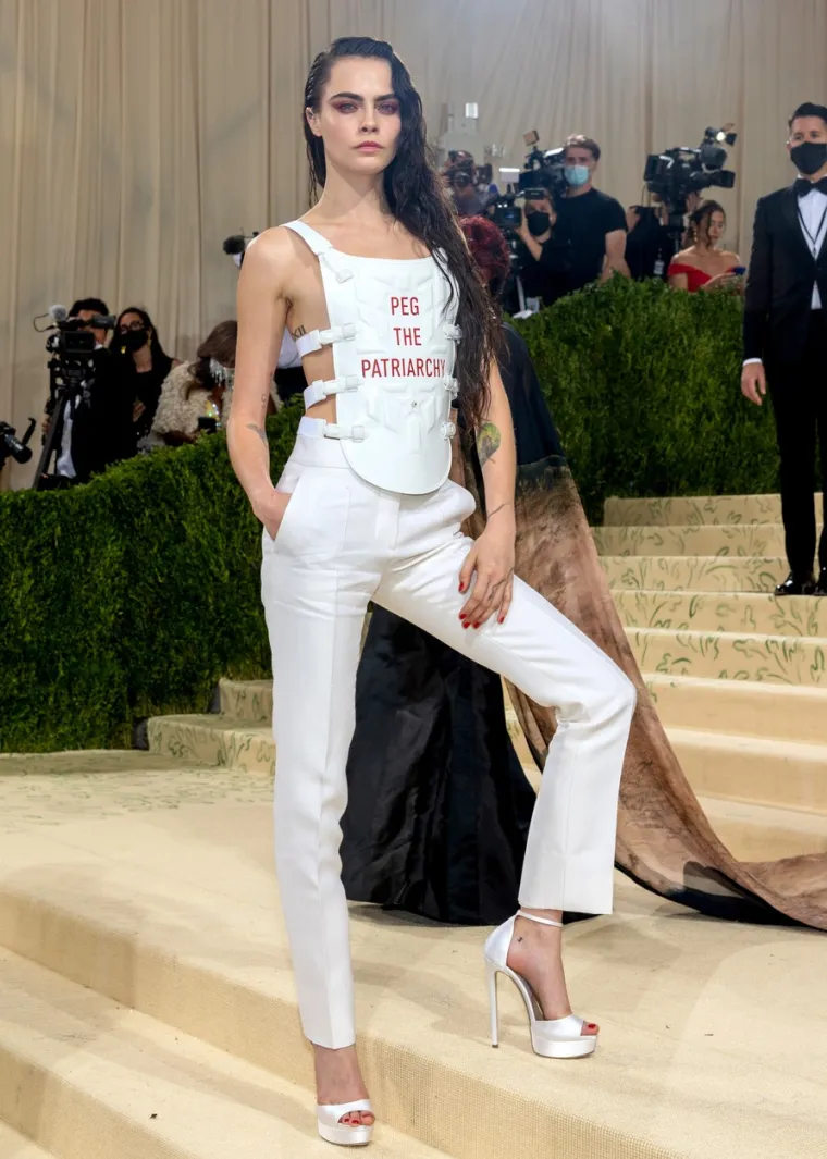 Kraljica Cara Delevingne pojavila se u najkul odijelu koje smo ikad vidjeli, s porukom zbog koje su se dizale obrve