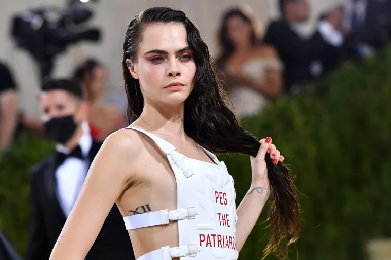 Kraljica Cara Delevingne pojavila se u najkul odijelu koje smo ikad vidjeli, s porukom zbog koje su se dizale obrve
