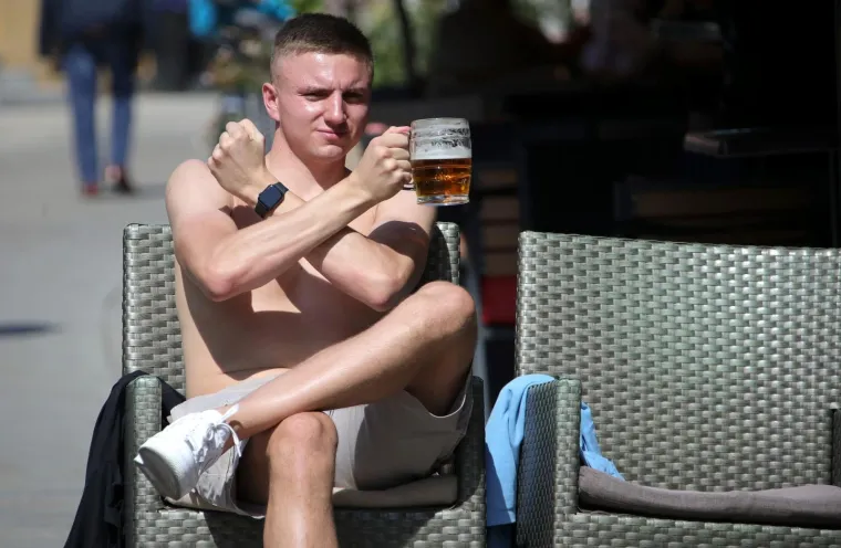 Englezi su u Zagrebu, hodaju centrom grada bez majica i piju pivo
