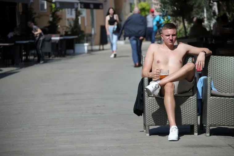 Englezi su u Zagrebu, hodaju centrom grada bez majica i piju pivo