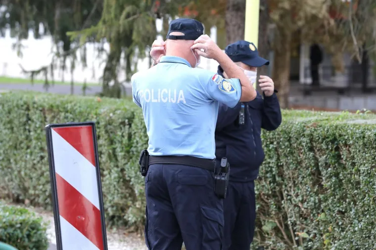 Dječak bez maske opet ostao ispred &scaron;kole u Krapinskim Toplicama: Stigla i policija te jedna antimasker prosvjednica