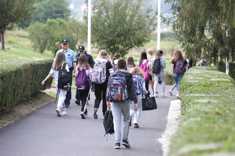 Dječak bez maske opet ostao ispred &scaron;kole u Krapinskim Toplicama: Stigla i policija te jedna antimasker prosvjednica