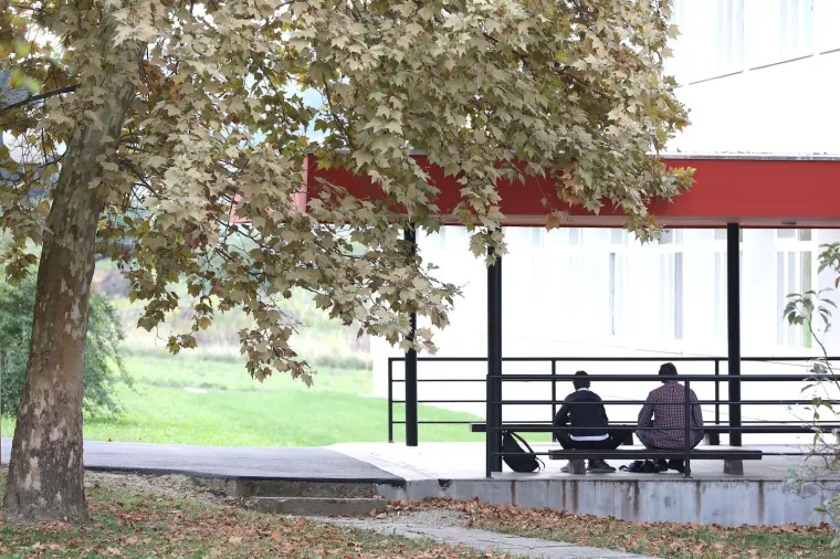 Dječak bez maske opet ostao ispred &scaron;kole u Krapinskim Toplicama: Stigla i policija te jedna antimasker prosvjednica