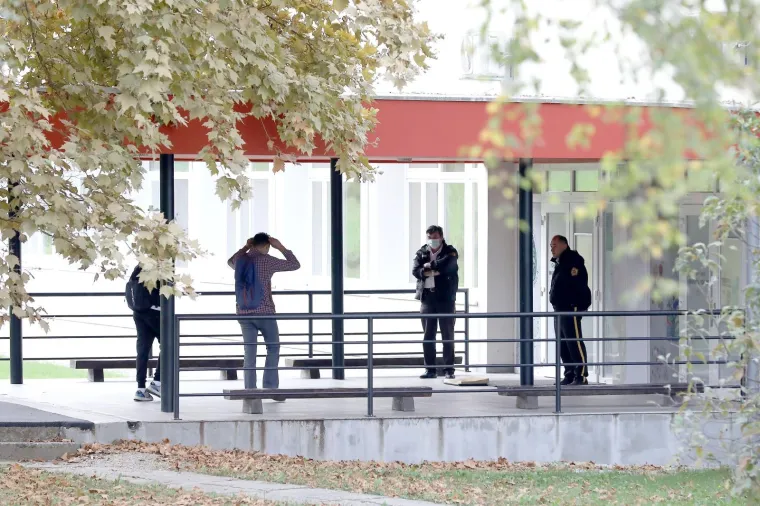 Dječak bez maske opet ostao ispred &scaron;kole u Krapinskim Toplicama: Stigla i policija te jedna antimasker prosvjednica