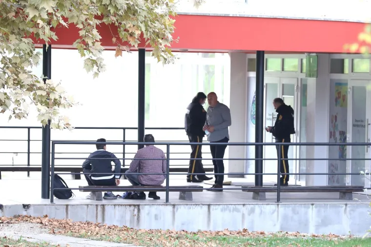 Dječak bez maske opet ostao ispred &scaron;kole u Krapinskim Toplicama: Stigla i policija te jedna antimasker prosvjednica