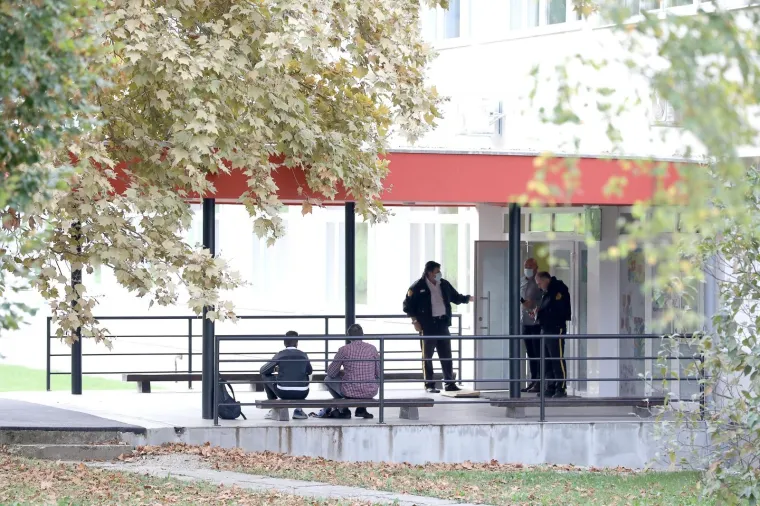 Dječak bez maske opet ostao ispred &scaron;kole u Krapinskim Toplicama: Stigla i policija te jedna antimasker prosvjednica