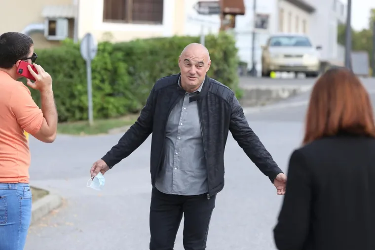 Dječak bez maske opet ostao ispred &scaron;kole u Krapinskim Toplicama: Stigla i policija te jedna antimasker prosvjednica