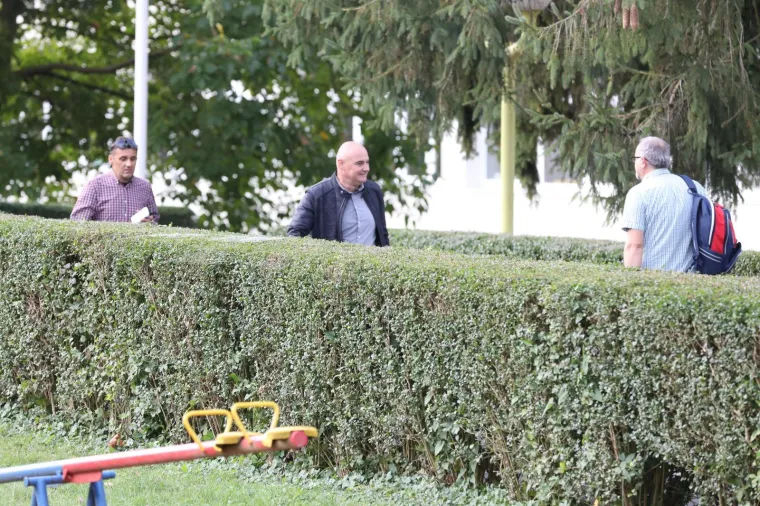 Dječak bez maske opet ostao ispred &scaron;kole u Krapinskim Toplicama: Stigla i policija te jedna antimasker prosvjednica