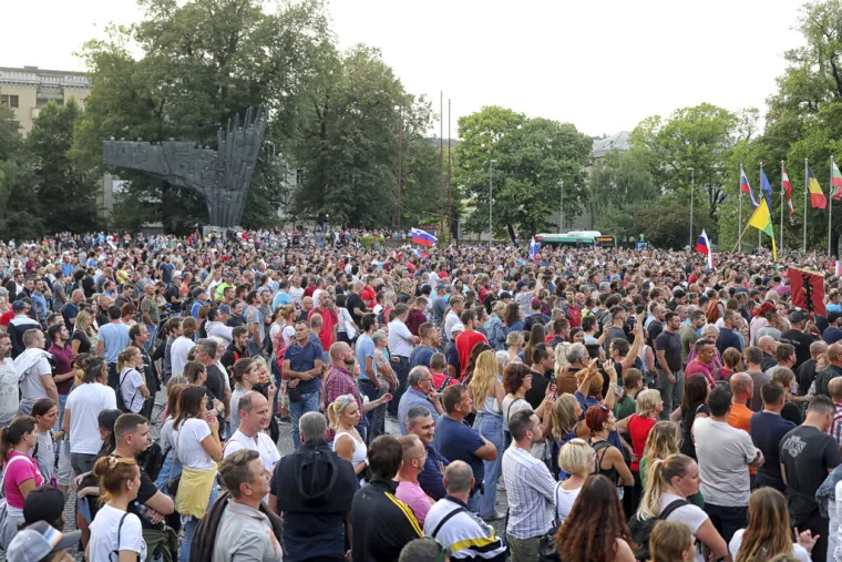 Nasilni prosvjedi u Ljubljani zbog covid potvrda, intervenirala policija!
