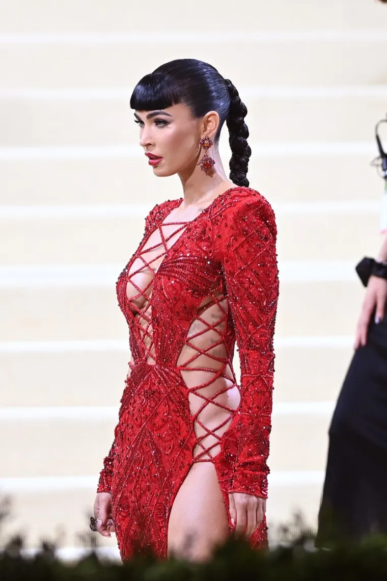 Sve se vi&scaron;e priča o 'plastičnoj' Megan Fox: Ona tvrdi da je prirodna, ali fotke ne znaju lagati. Pogledajte kako se mijenjala