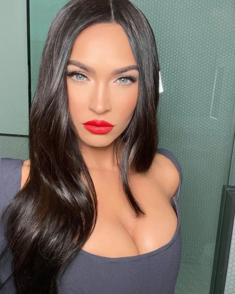 Sve se vi&scaron;e priča o 'plastičnoj' Megan Fox: Ona tvrdi da je prirodna, ali fotke ne znaju lagati. Pogledajte kako se mijenjala