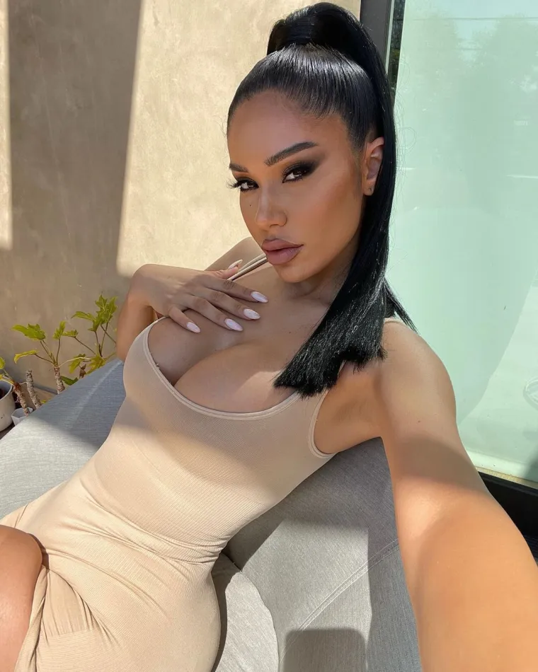 Upoznajte ljepoticu koju je aktualni svjetski prvak odveo sa sobom u hotel i čije radove možete naći na +18 stranicama