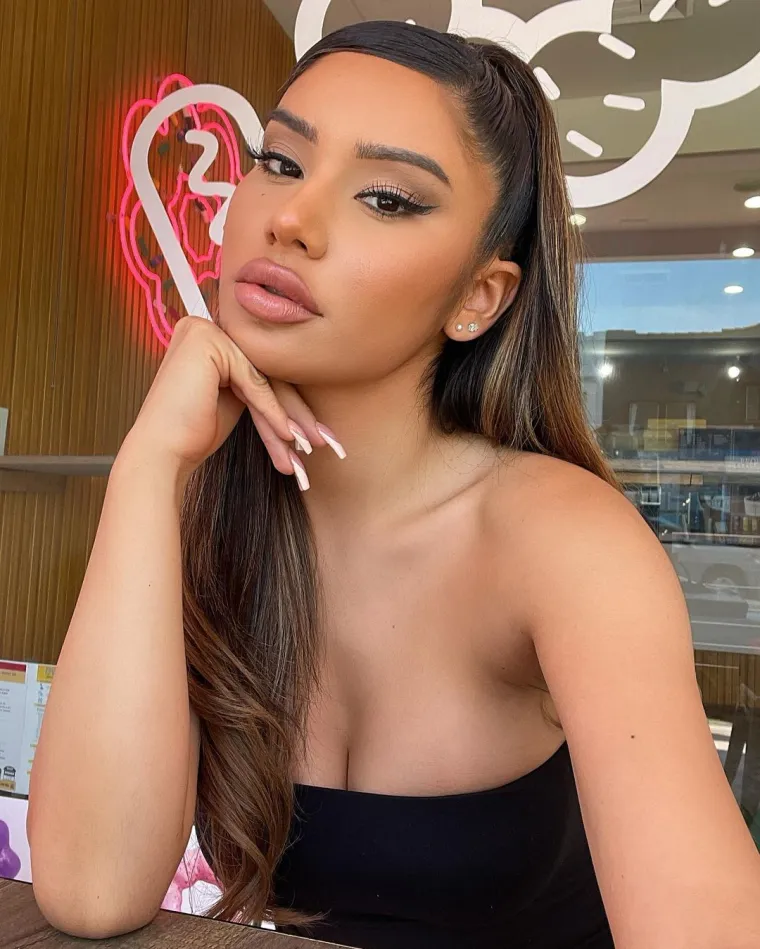 Upoznajte ljepoticu koju je aktualni svjetski prvak odveo sa sobom u hotel i čije radove možete naći na +18 stranicama