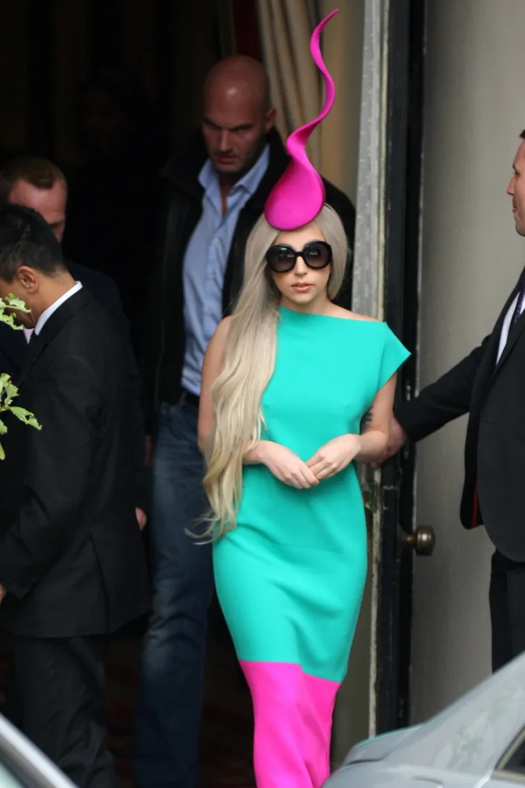 1. Lady Gaga 
Ladi Gaga tvrdi da ju je tijekom njene turneje 2010. opsjedao prilično uporan duh Ryan. Bio je toliko uporan da je organizirala i seansu kako bi ga se riješila.  No to nije riješilo sve njene paranormalne probleme. Prošle godine se doznalo kako ne samo da je kupila profesionalnu opremu za istjerivanje duhova (što god to bilo), nego je unajmila i istjerivače duhova. 