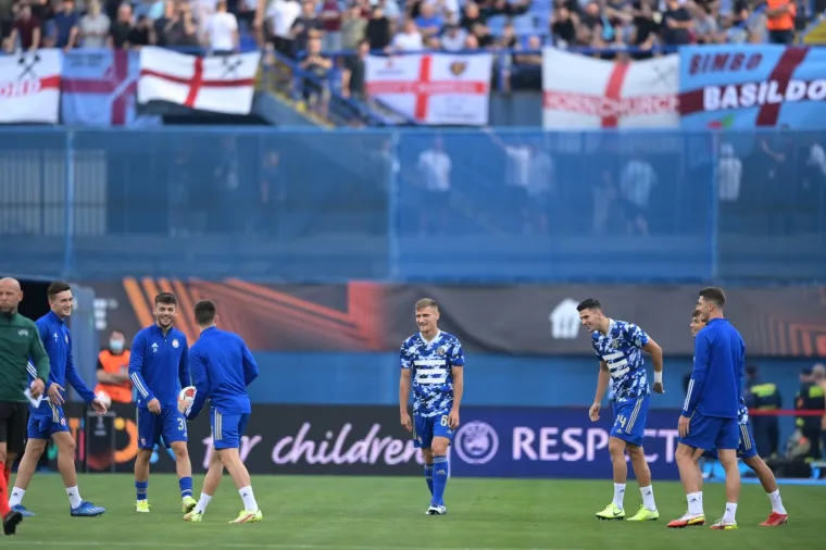 Vla&scaron;ić na zagrijavanju ne skida osmijeh s lica, navijači okupirali tribine, čeka nas spektakl