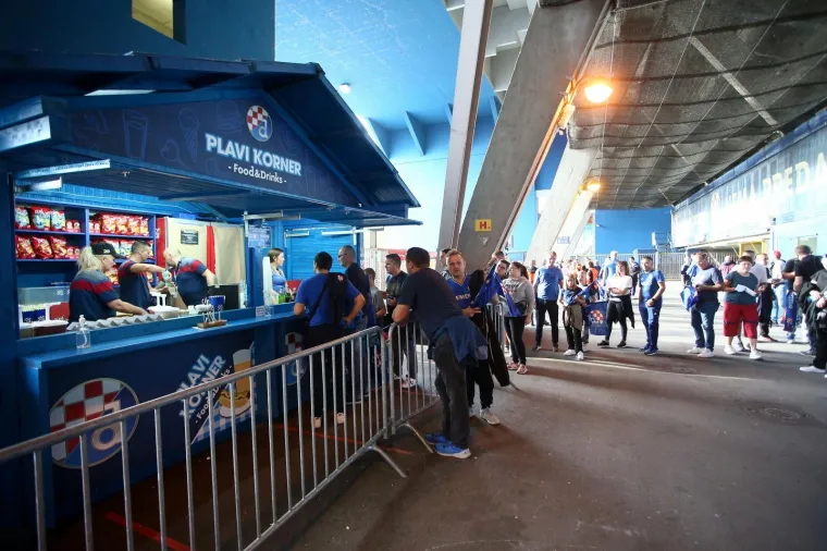 Vla&scaron;ić na zagrijavanju ne skida osmijeh s lica, navijači okupirali tribine, čeka nas spektakl