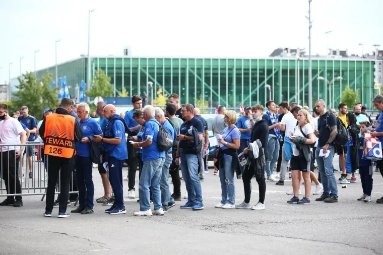 Vla&scaron;ić na zagrijavanju ne skida osmijeh s lica, navijači okupirali tribine, čeka nas spektakl