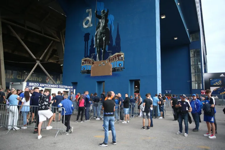 Vla&scaron;ić na zagrijavanju ne skida osmijeh s lica, navijači okupirali tribine, čeka nas spektakl