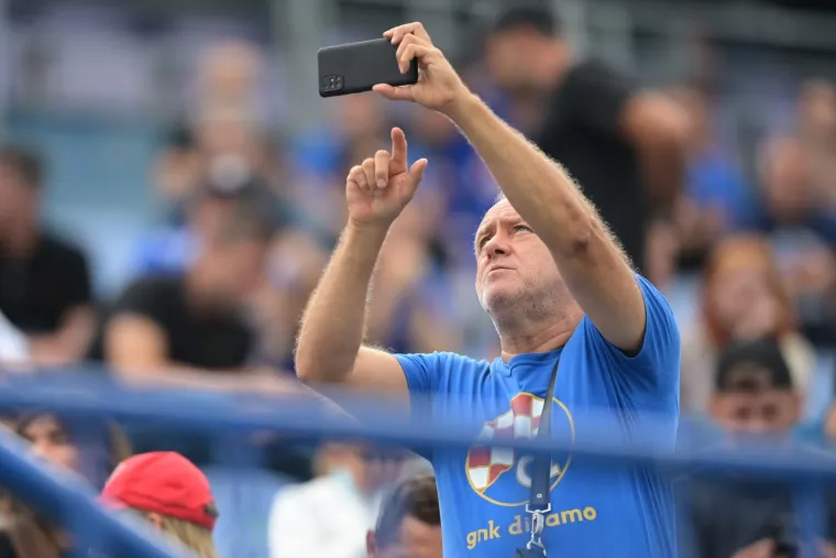 Vla&scaron;ić na zagrijavanju ne skida osmijeh s lica, navijači okupirali tribine, čeka nas spektakl