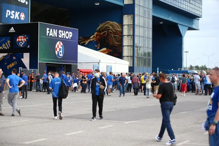 Vla&scaron;ić na zagrijavanju ne skida osmijeh s lica, navijači okupirali tribine, čeka nas spektakl