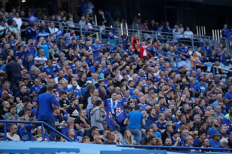 Boysi zviždali biv&scaron;em hajdukovcu, sve su iz lože pratili Jo&scaron;ko i Blanka, pogledajte nevjerojatnu atmosferu na Maksimiru