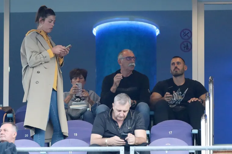 Vla&scaron;ić i dru&scaron;tvo klečali prije utakmice, navijači Dinama im jasno poručili &scaron;to misle o tome