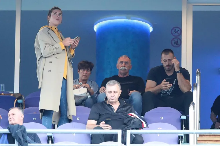 Vla&scaron;ić i dru&scaron;tvo klečali prije utakmice, navijači Dinama im jasno poručili &scaron;to misle o tome